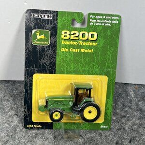 2000 1/64 John Deere 8200 Tractor 2WD